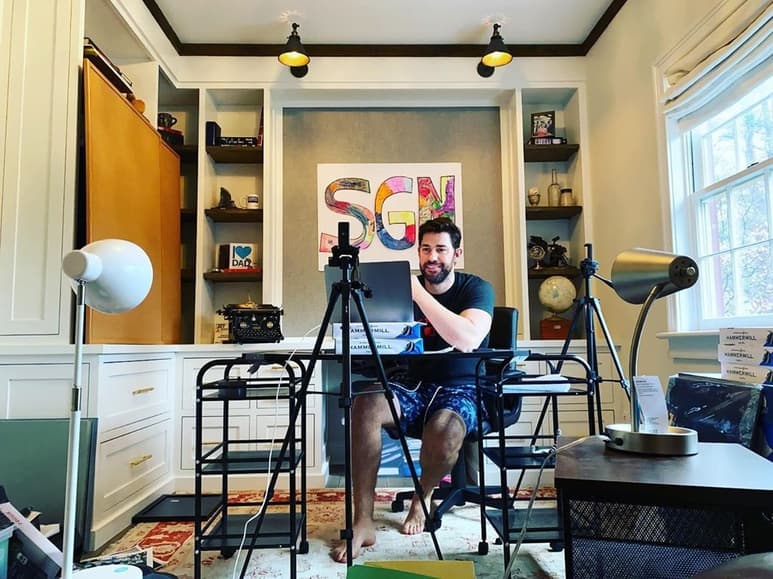 Desde su casa. El actor John Krasinski 'lanzó al aire' la primera entrega de su programa Some Good News (SGN). (INSTAGRAM)