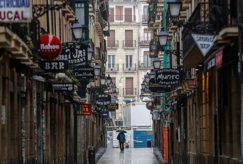 Los 6,398 casos nuevos conocidos en España suponen un aumento del 8.1 %, frente a incrementos anteriores incluso del 30 %. (EFE) 