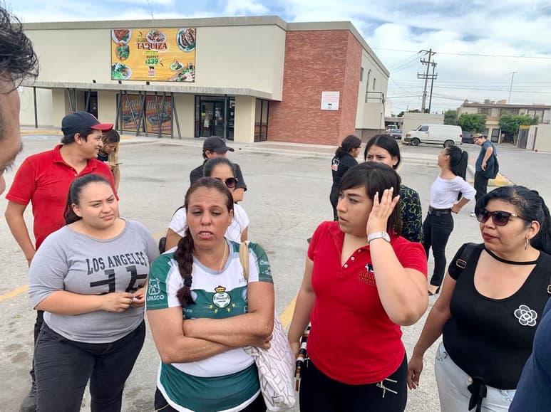 Protestaron debido a que ayer llegaron a laborar y se les informó que se les entregaría su finiquito junto a su quincena. (ÉRICK SOTOMAYOR)