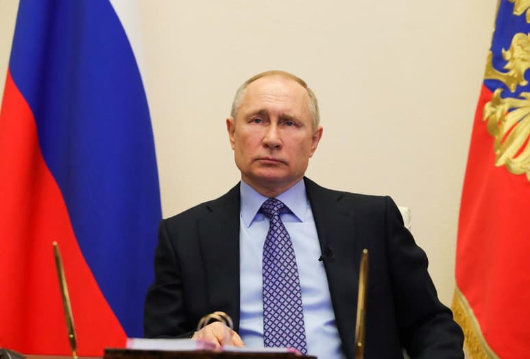 Al presidente ruso, Vladimir Putin, le realizan periódicamente pruebas para detectar un posible contagio de coronavirus. (ARCHIVO)