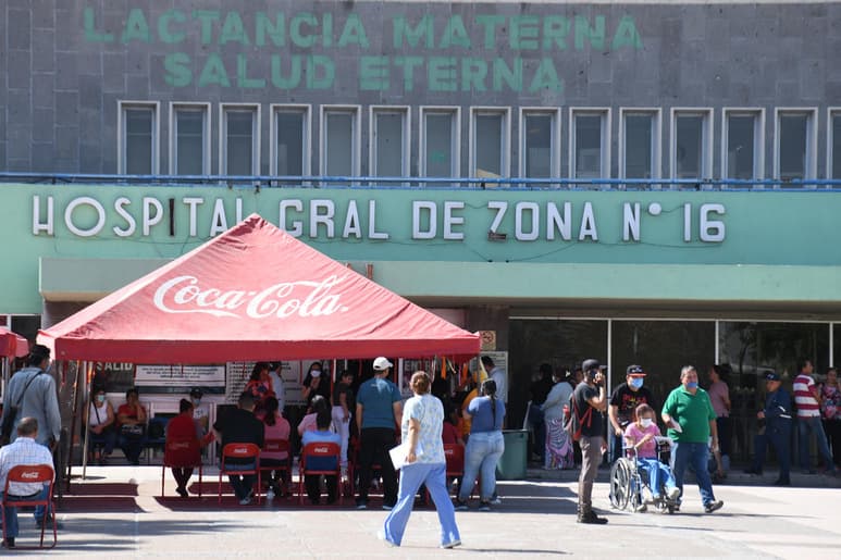 Los choferes prefieren no acercarse a la clínica, a pesar de que hay médicos que deben pasar hasta 12 horas laborando y sin posibilidad de salir a comer. (EL SIGLO DE TORREÓN)