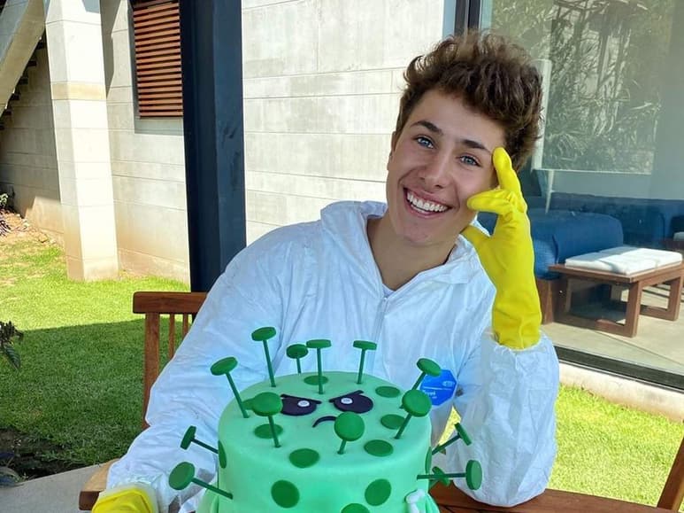 Durante la cuarentena, Juanpa Zurita celebró su cumpleaños con un característico pastel. Hecho de fondant verde y decorado con papel de baño y gel antibacterial comestible, el pastel del actor simulaba ser el coronavirus. (INSTAGRAM)