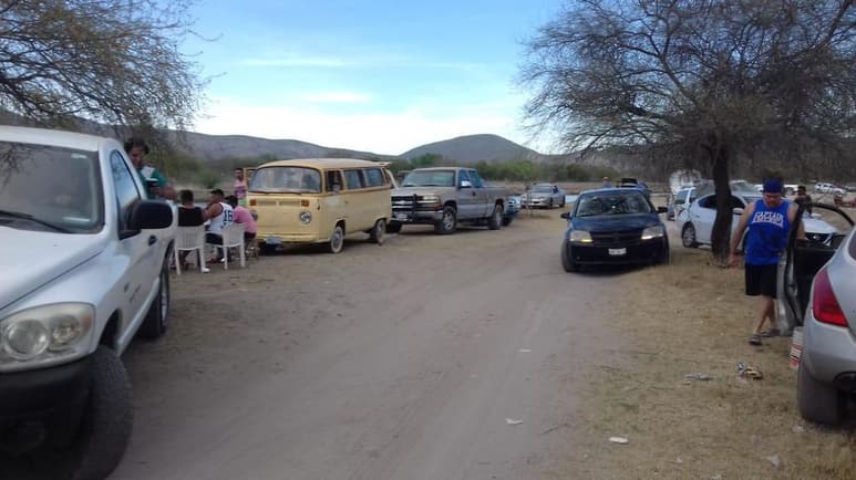 A pesar de las recomendaciones de las autoridades municipales de no salir de casa para evitar la propagación del coronavirus, los laguneros hacen caso omiso y acuden al río para convivir.