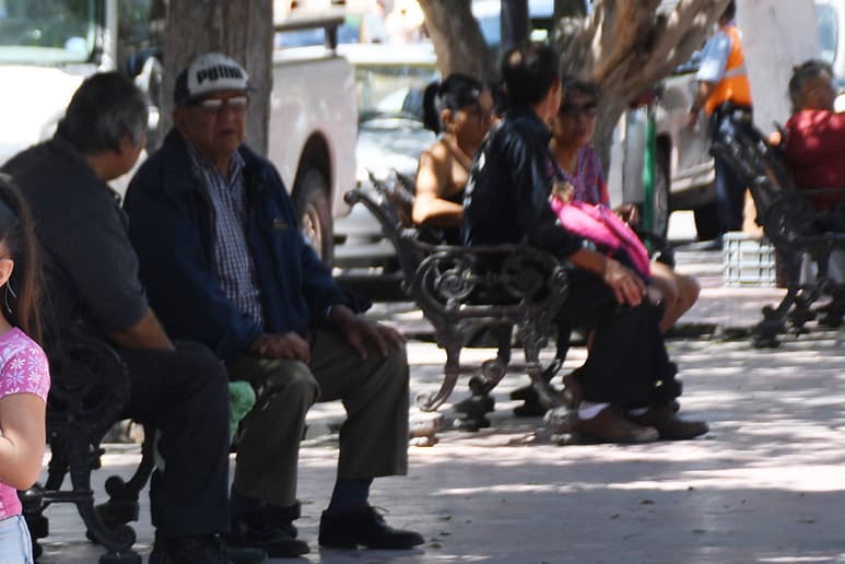 Los adultos mayores no dejan de asistir a la Plaza de Armas, que para ellos es una tradición de salir a convivir. (FERNANDO COMPEÁN)
