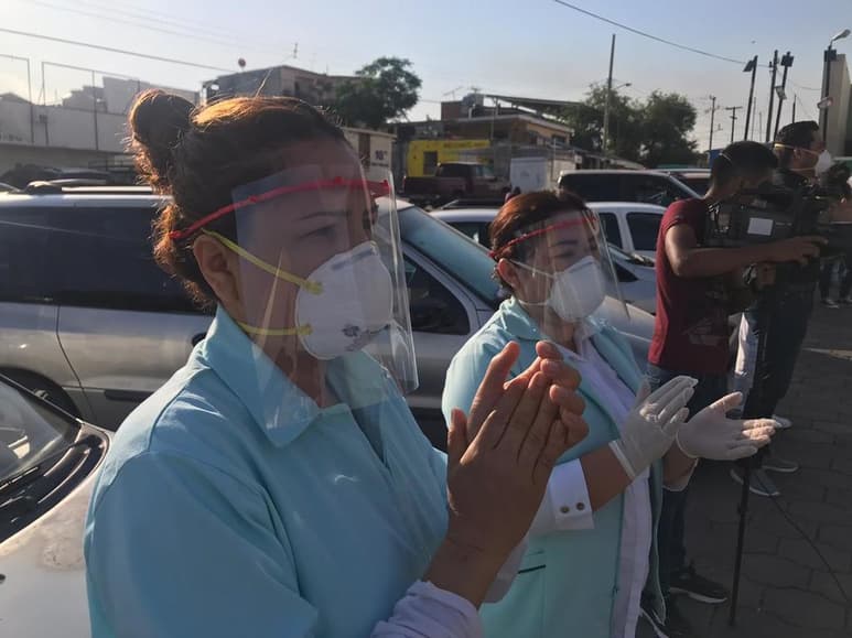 Los trabajadores hicieron pase de lista y gritaron “presente” al citar el nombre del médico fallecido, luego le brindaron un minuto de aplausos. (EL SIGLO COAHUILA)