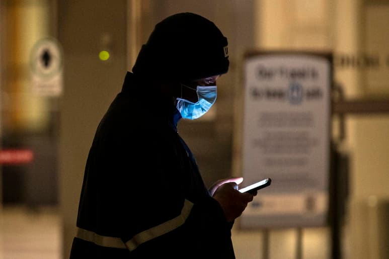 El servicio salud sexual de la República de Irlanda ha publicado una guía de actuación ante la epidemia de COVID-19 en la que recomienda el sexting (intercambio de textos o fotografías explícitas por internet) y la masturbación para evitar contagios. (ARCHIVO)