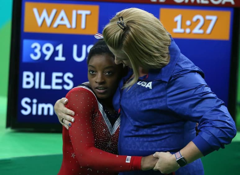 Biles, de 23 años de edad y quien es considerada la mejor gimnasta de todos los tiempos, reveló que -por ahora- su práctica consiste en rutinas llevadas a cabo desde su hogar. (ARCHIVO)