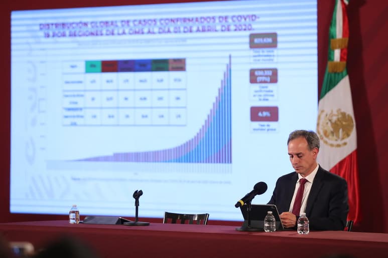 El subsecretario de Prevención y Promoción de la Salud, Hugo López-Gatell, descartó que por el momento existan pruebas para diagnosticar COVID-19 de manera rápida. (NOTIMEX)