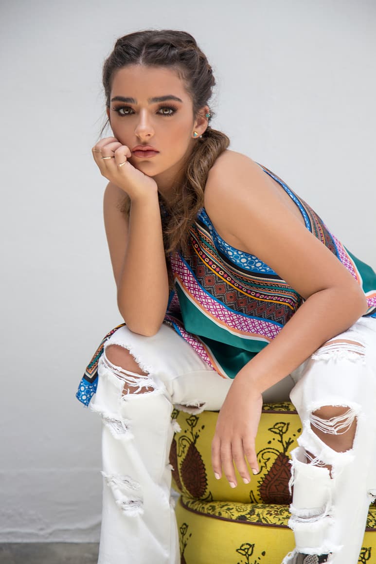 Lanzamiento. La cantante de 17 años, Adriana Torrón, busca con su propuesta musical ser una inspiración para la juventud. (CORTESÍA)