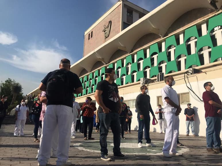 Los trabajadores hicieron pase de lista y gritaron 'presente' al citar el nombre del médico fallecido por el COVID-19 o coronavirus; luego, le brindaron un minuto de aplausos.