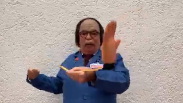 El personaje de Andrés Bustamante presentó su nuevo invento: la 'Corona vara'. (ESPECIAL)