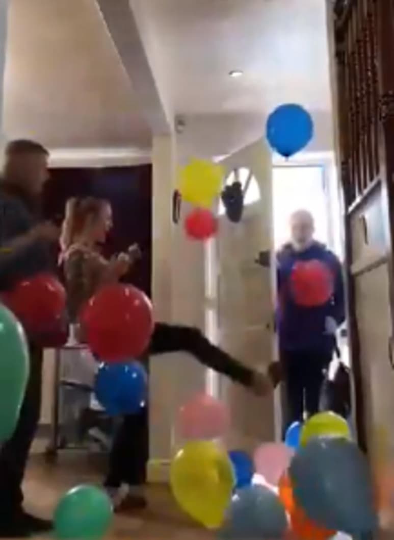 Enfermera es recibida en su casa con aplausos y flores por su labor durante la pandemia