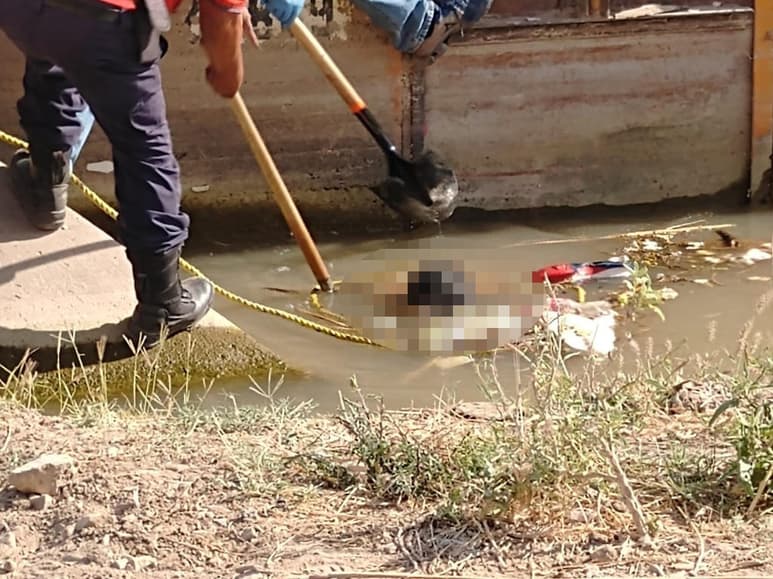 Personal de Protección Civil y Bomberos realizó las maniobras para rescatar el cuerpo. (EL SIGLO DE TORREÓN)