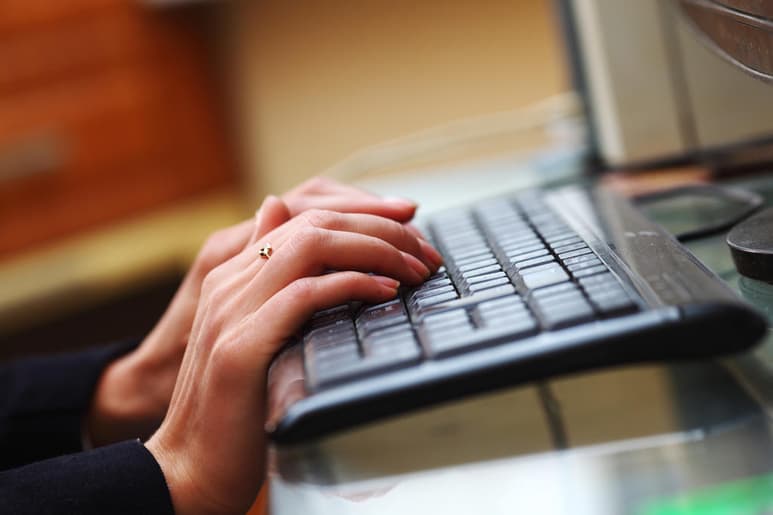 IBM anunció que cualquier persona en el mundo con una PC, laptop o Mac y una conexión a Internet, puede ayudar a los científicos a buscar compuestos químicos que podrían ser eficaces contra el COVID-19. (ARCHIVO)