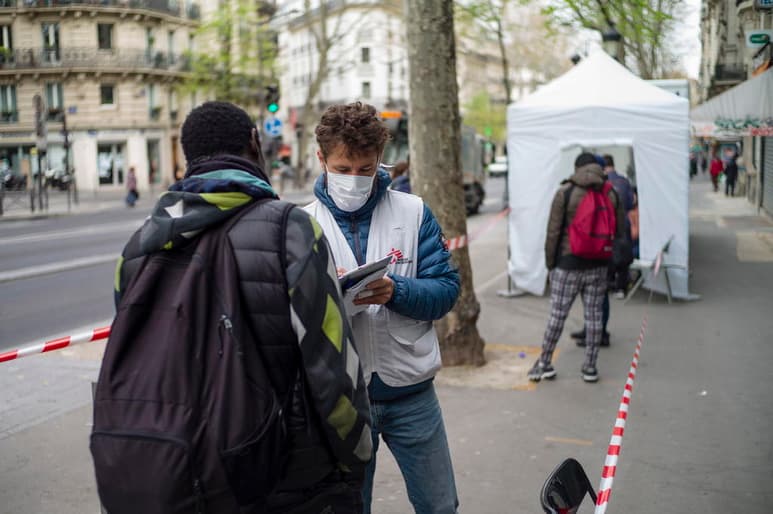Los sintecho, por su precario estado sanitario, son más vulnerables al coronavirus y su situación se ha agravado con las medidas de confinamiento. (EFE)