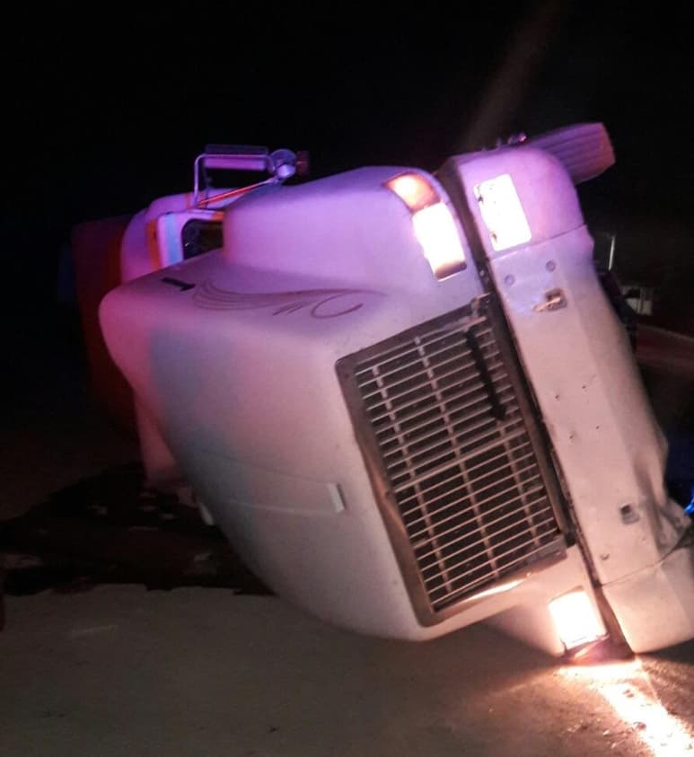 El vehículo siniestrado es un tractocamión de la marca International, modelo 1982, color blanco, el cual portaba las placas de circulación ED-25-578 del estado de Chihuahua.
(EL SIGLO DE TORREÓN)