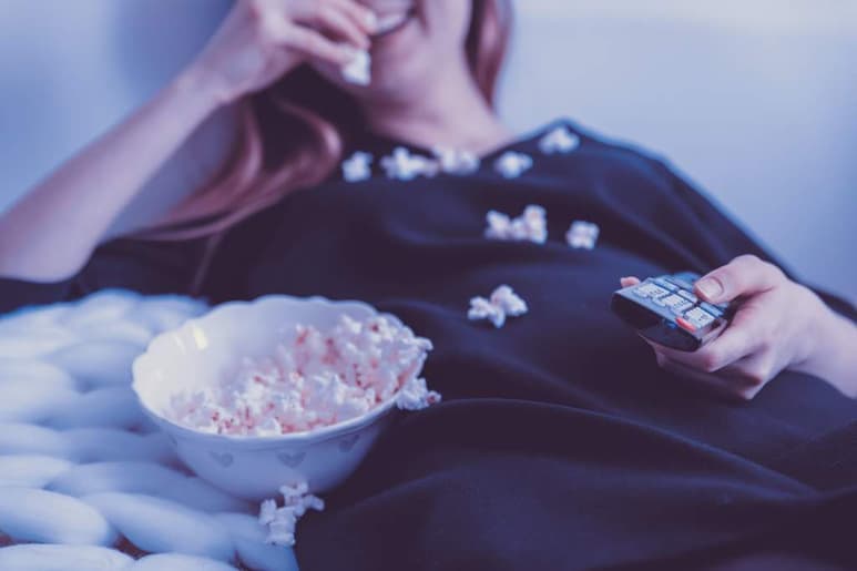 Ahora que tienes tiempo en tu casa es tu oportunidad para maratonear con series extensas que normalmente no tendrías oportunidad de seguir con continuidad. (ARCHIVO)
