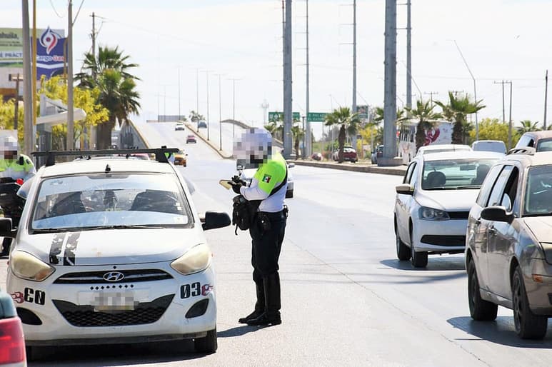 Alrededor de las diez de la mañana de este viernes, llegaron siete agentes de Tránsito a bordo de una patrulla y motocicletas, armados con sus radares para medir la velocidad de los vehículos. (EL SIGLO DE TORREÓN)