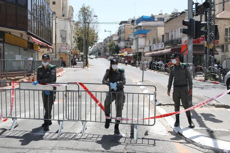 Israel ha establecido un cerco sobre un pueblo judío ultraortodoxo debido a su alta tasa de casos por coronavirus, rodeando el lugar con soldados para que apoyen a los residentes. (EFE)