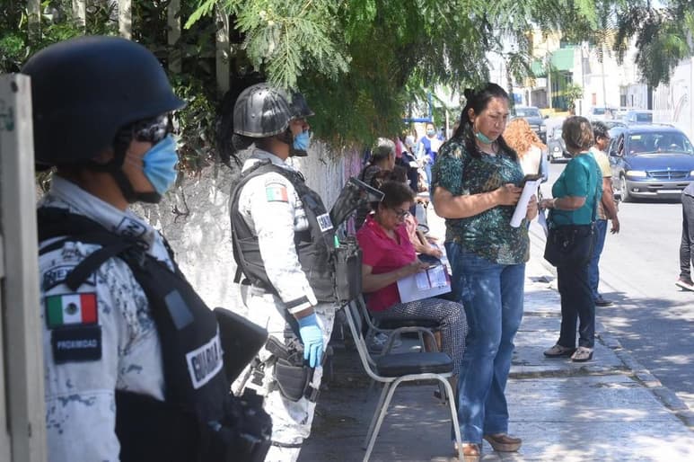 Elementos de la Guardia Nacional realizan labores de colaboración en las acciones de la emergencia sanitaria que se vive en la entidad.