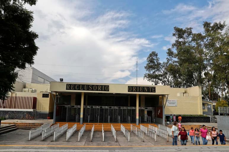 Entre las medidas de actuación del coronavirus, destacan la entrega de volantes informativos a toda la población penitenciaria, visitas familiares y a los propios servidores públicos. (ARCHIVO)
