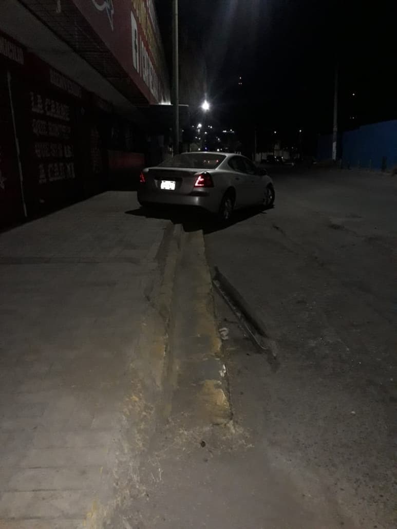 El vehículo se subió a la banqueta y causó daños a una carnicería, ademas uno de los rines de la unidad también resultó dañado. (EL SIGLO DE TORREÓN)
