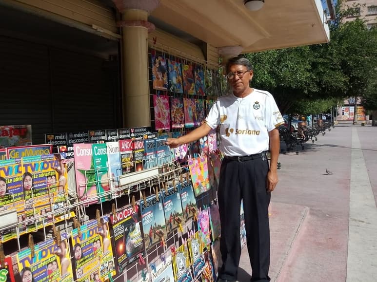 José Ángel Carreón, mejor conocido como 'El Chavo', atiende su puesto de periódicos y revistas en la Plaza de Armas de Torreón. (PRIMITIVO GONZÁLEZ)