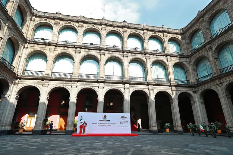 Para hacer frente a los efectos que provoca el COVID-19 en México, el presidente Andrés Manuel López Obrador anunció que se reducirán los sueldos de los altos funcionarios públicos, desde subdirectores hasta el presidente de la República, además de que se eliminarán los aguinaldo en esos niveles, a fin de que el gobierno tenga más recursos para enfrentar la crisis transitoria por la pandemia. (NOTIMEX)