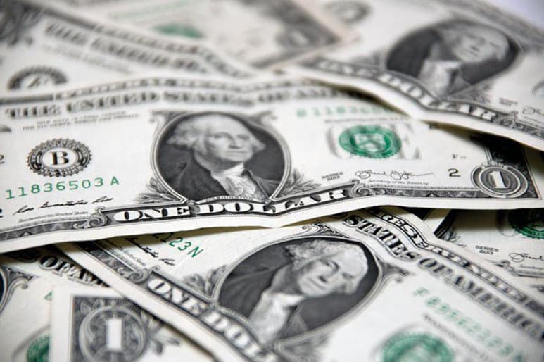 El dólar alcanzó hoy 5 de abril por la noche un nuevo máximo histórico de 25.71 pesos en negociaciones internacionales, donde se realizan la mayoría de operaciones con la moneda nacional. (ARCHIVO)