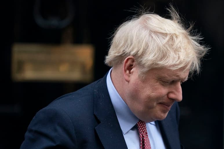 Boris Johnson, criticado por sus laxas políticas para frenar la epidemia, se contagió del coronavirus y ayer fue hospitalizado. (EFE)