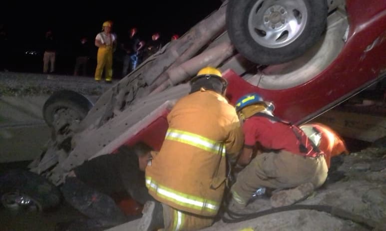 Un impacto por alcance provocó que Sixto perdiera el control de la camioneta, volcara y terminara dentro de un canal de riego localizado en el ejido La Crisis, del municipio de Matamoros. (EL SIGLO DE TORREÓN)