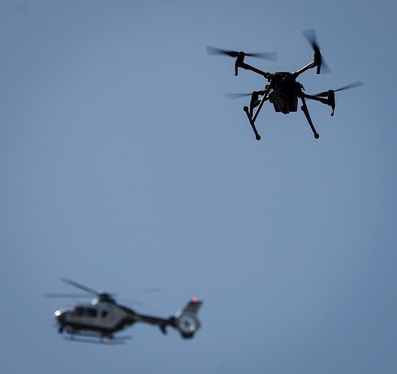 Investigadores de la Universidad del Sur de Australia y el Departamento de Defensa de Australia desarrollaron drones capaces de detectar la temperatura, el ritmo cardiaco y las frecuencias respiratorias de las personas en las calles. (ARCHIVO)