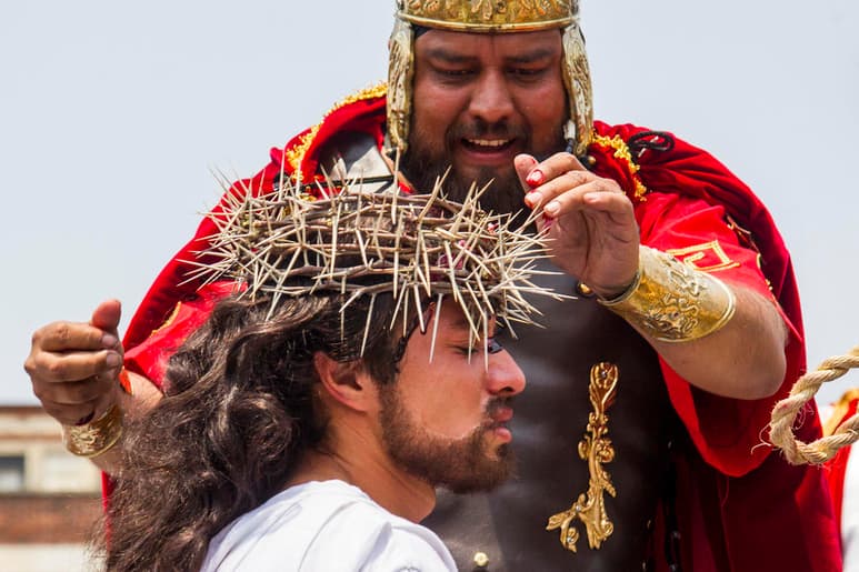 La Pasión de Cristo de este año brillará por la ausencia de dos millones de personas que siguen este viacrusis hasta llegar al Cerro Estrella. (ARCHIVO)