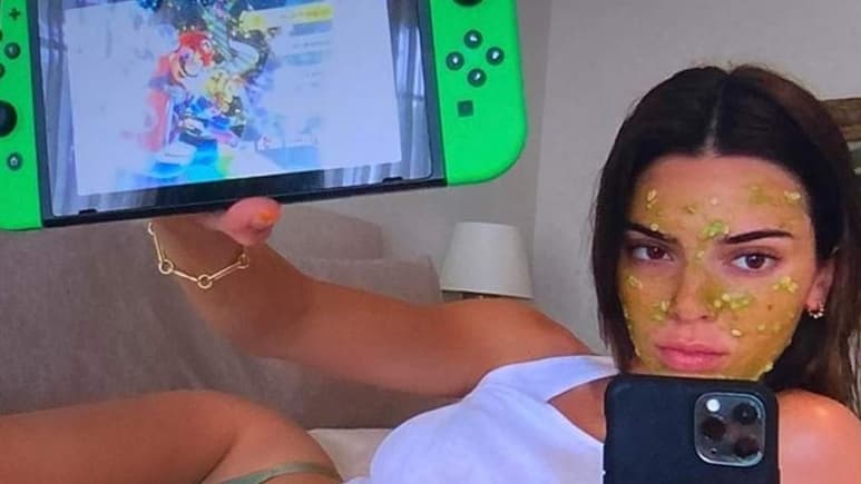 Algunas celebridades de la moda se les ha escapado su lado geek y nos han demostrado que son fanáticos de la tecnología. Tal es el caso de la supermodelo Kendall Jenner quien demostró ser una gran fanática de la consola Nintendo Switch. (INSTAGRAM)