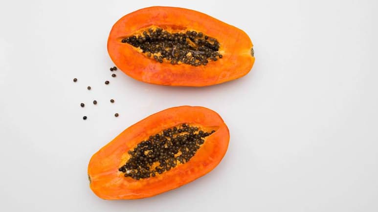 Esta cuarentena es entendible que se realice menos actividad física de la normal en un día rutinario, por ello es importante cuidar qué alimentos consumimos, también para mantenernos lo más saludables posibles y reforzar nuestro sistema inmunológico. Lo recomendable son alimentos que nos ayuden a tener una mejor digestión, para contrarrestar la falta de actividad física; y uno de ellos es la papaya. (ARCHIVO)