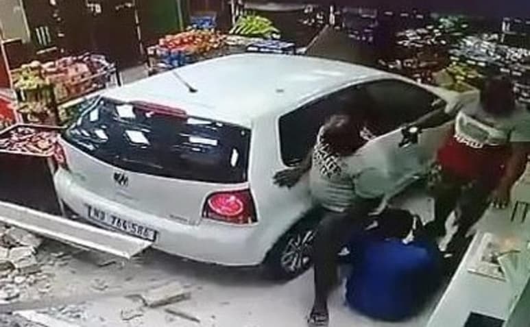 Tres hombres son embestidos por un auto que se estrelló en contra de una tienda
