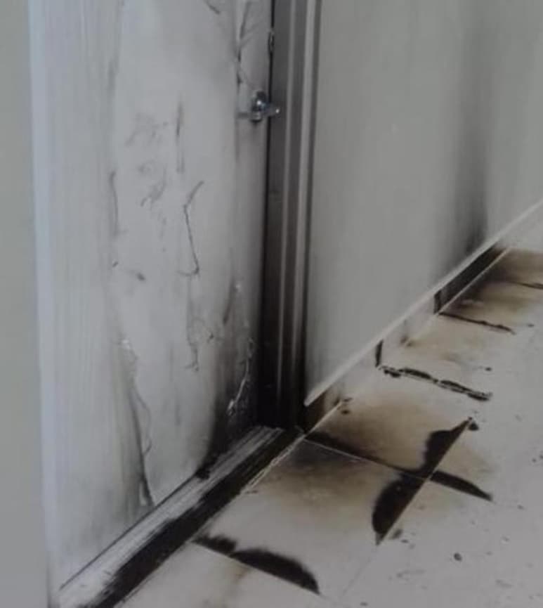 El Hospital General de Sabinas Hidalgo, Nuevo León, que en unos días será operado por la Secretaría de la Defensa Nacional para atender a pacientes del nuevo coronavirus, sufrió durante la madrugada de este lunes, daños al parecer intencionales, en puertas y diversas áreas, pues aparentemente sujetos rociaron un líquido flamable y después le prendieron fuego. (ESPECIAL)