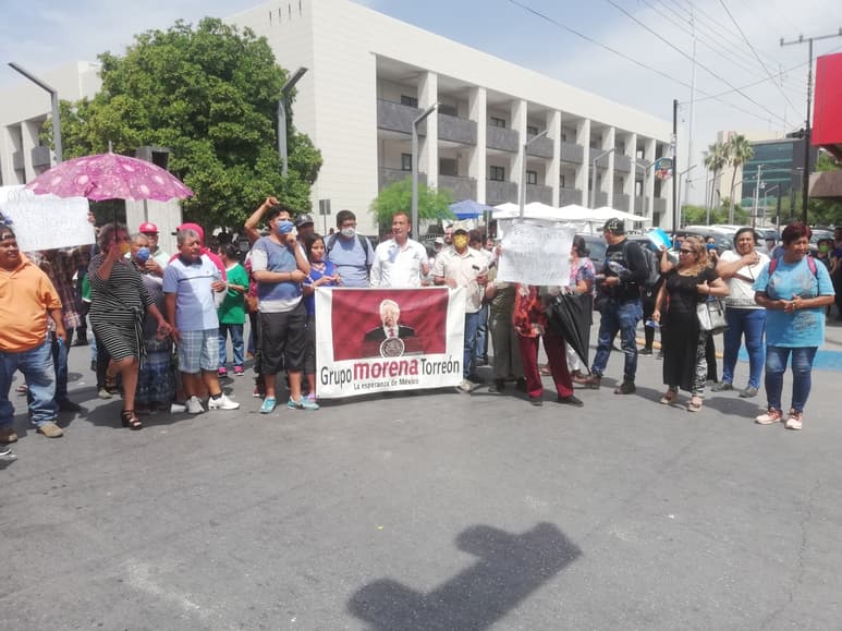 Vendedores ambulantes protestaron por falta de apoyos federales para sobrevivir en la pandemia. (EL SIGLO DE TORREÓN)