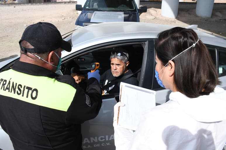 En los puntos de control en la carretera participan autoridades de los tres niveles de gobierno.