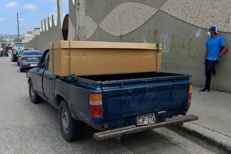 Los familiares de los fallecidos en el marco de la emergencia por el coronavirus en Ecuador podrán averiguar gracias a una web oficial dónde fueron inhumados sus seres queridos. (ARCHIVO)