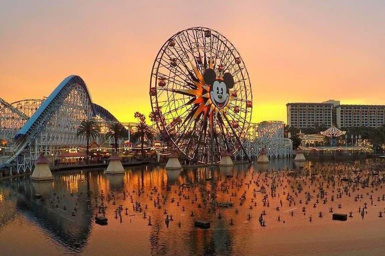 Disneyland estudia tomar la temperatura para entrar a sus parques cuando reabran. (ESPECIAL)