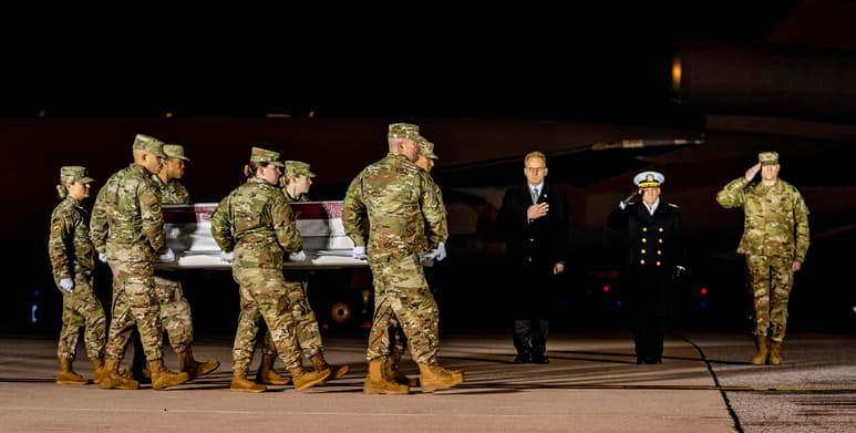 El secretario interino de la Marina, Thomas Modly (izquierda), presentó su renuncia este martes, tras haber insultado al comandante Brett Crozier por haber pedido ayuda urgente ante un brote de COVID-19 en el portaviones USS Theodore Roosevelt. (ARCHIVO)