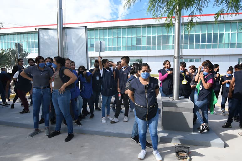 Trabajadores de una maquiladora suspendieron labores y se manifestaron porque temen un presunto contagio de COVID-19 (FERNANDO COMPEÁN)