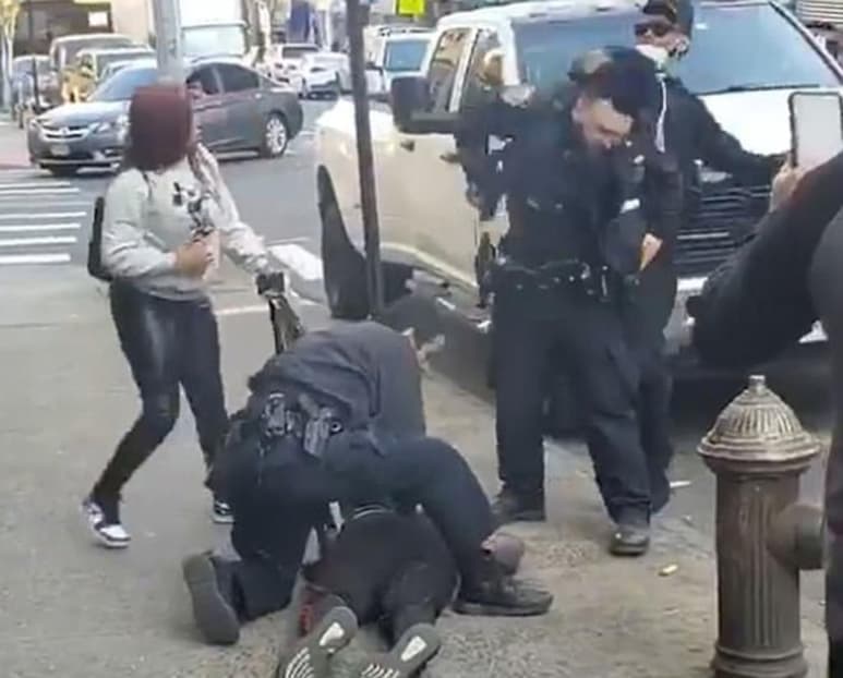 Policía es golpeado por un desconocido mientras estaba arrestando a una persona en la banqueta