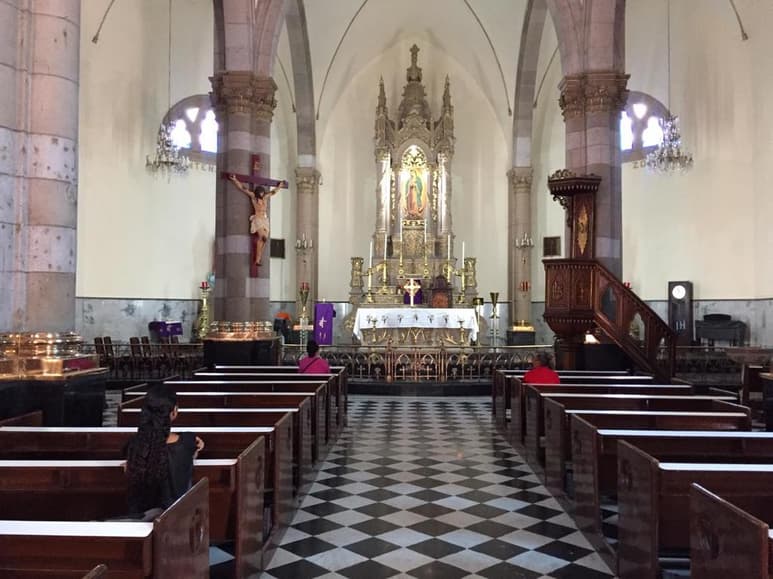 Para el Jueves Santo, la Diócesis recomienda colocar velas en ventanas, puertas y balcones así como hacer el lavatorio de pies en familia y leer el pasaje de la institución de la Eucaristía Juan 13:1-15, al bendecir los alimentos antes de cenar en familia.
(EL SIGLO DE TORREÓN)