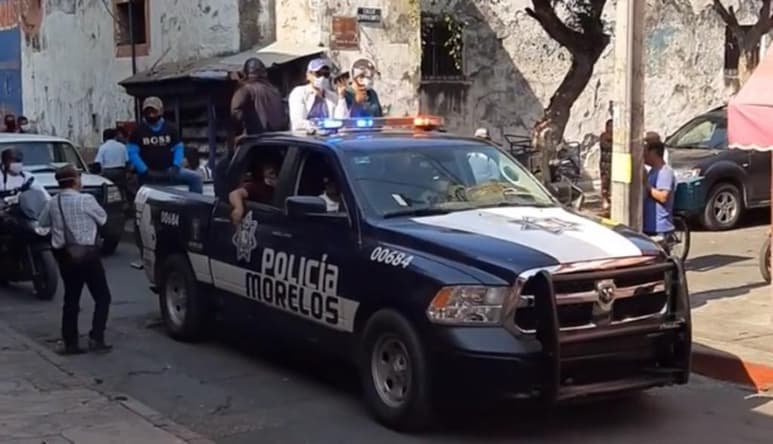 En diferentes lugares de la república, la policía se ha dedicado a mandar mensajes a la población para crear consciencia sobre las recomendaciones de la cuarentena (CAPTURA)