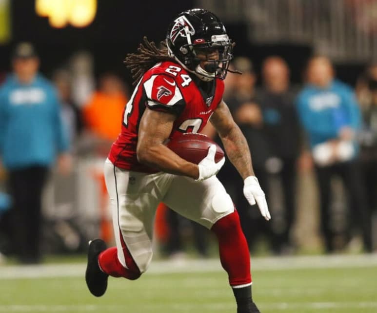 La nueva vestimenta de Atlanta es con camisetas negras y pantalones negros. (ARCHIVO)