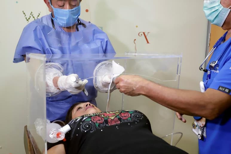  Los brotes por COVID-19 han comenzado a golpear al personal médico en México al registrarse casos en hospitales de los estados de Morelos, Baja California y Coahuila aunque este miércoles la autoridad sanitaria desmintió uno en un hospital del Estado de México. (ARCHIVO)