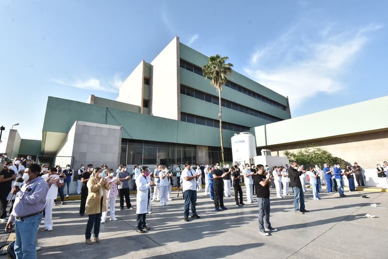 Trabajadores del HGZ número 7 de Monclova lamentaron la muerte del subdirector.