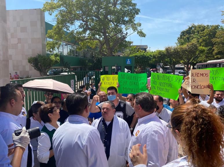 Personal del IMSS, que pidió el anonimato, narra la situación que enfrentan día a día ante los brotes del virus en las unidades médicas donde laboran. Hasta el momento, por lo menos 89 trabajadores del instituto en cinco estados están contagiados.
(ARCHIVO)